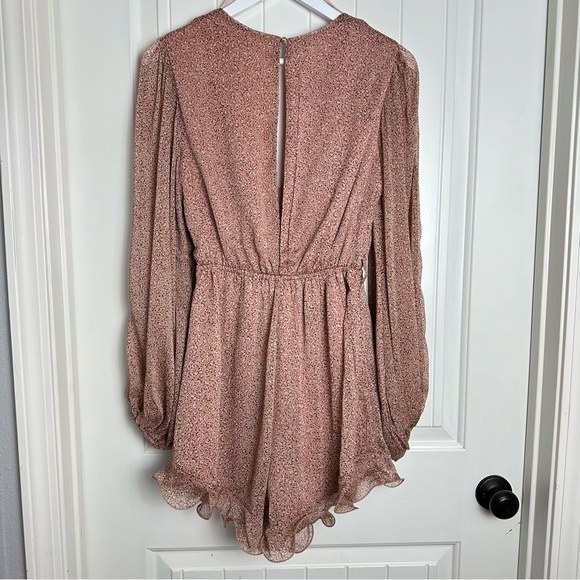 Saints + Secrets Long balloon sleeve leopard print blush romper size medium - Picture 9 of 10